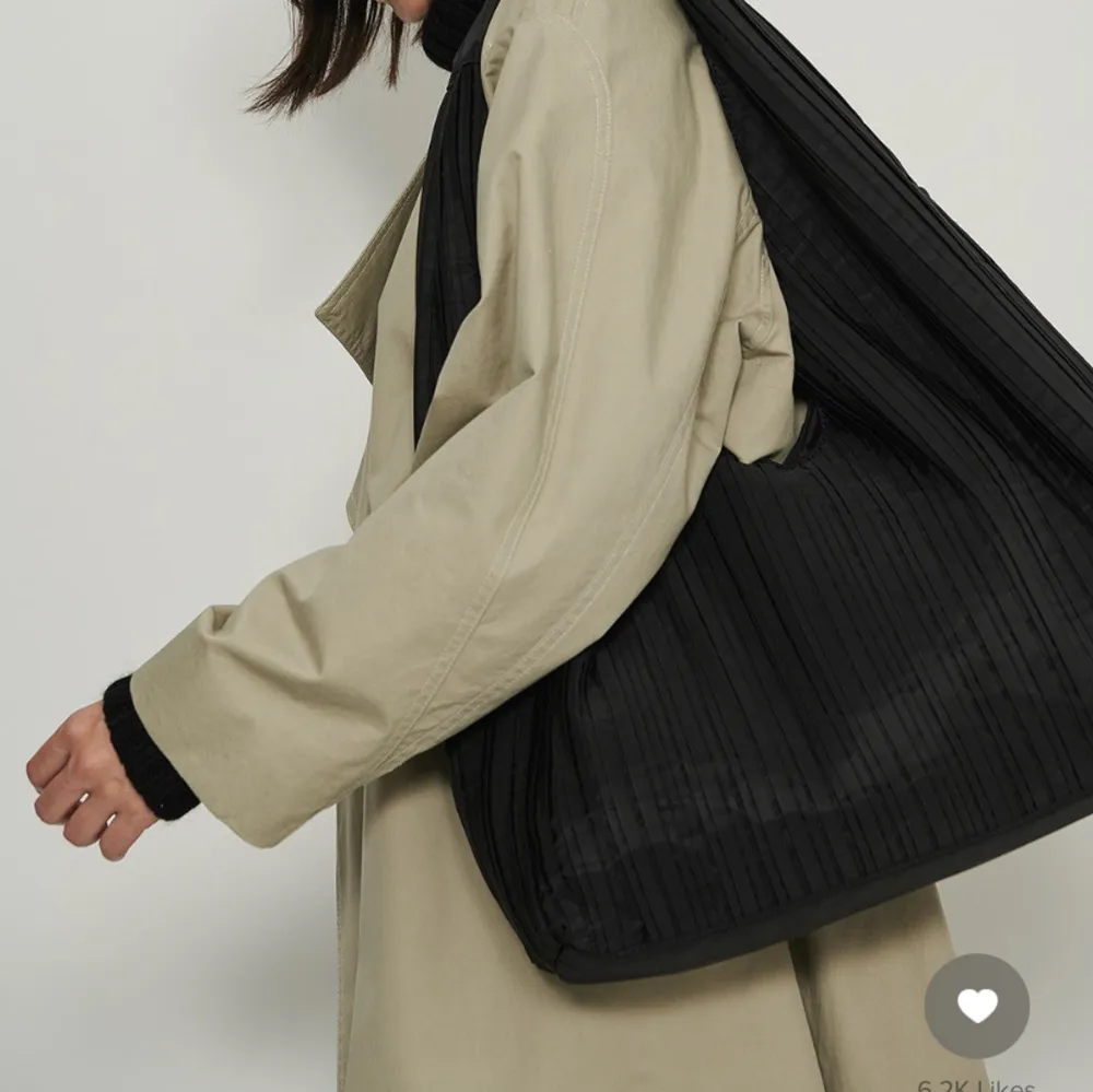 En svart stor väska från NA-KD, använt ett fåtal gånger som ny❤️ rymmer mycket och enkel att bära på✨. Väskor.
