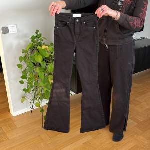 Snygga jeans från Zalando, säljer pga råkade köpa för liten storlek. Endast testade. Org pris 679, säljer för 200. Waist 26/66 cm Length 30/76 cm.