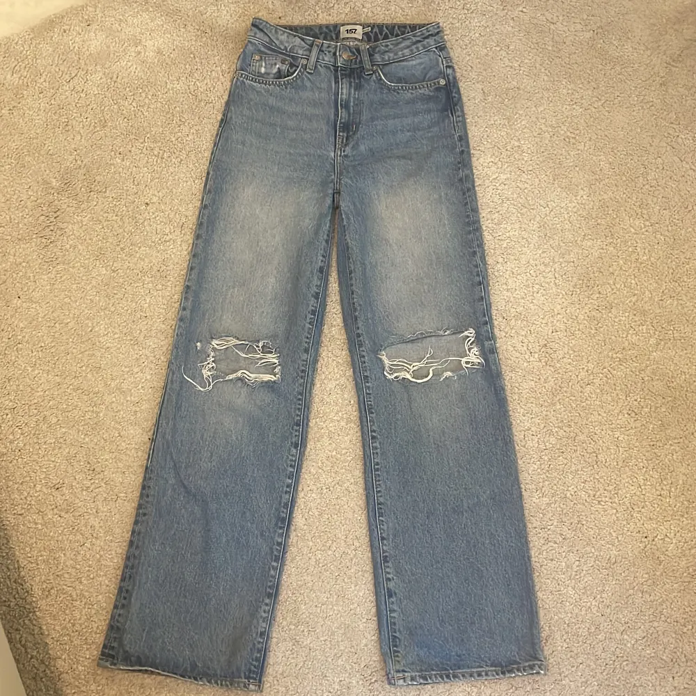 Högmidjade jeans med hål på knäna från lager 157. I bra skick. Nypris 300kr. Jeans & Byxor.