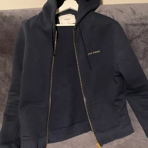 Arigato zip hoodie - Säljer den pga att jag inte använder den så mycket, har användt den fåtal gånger, köpt för 1700 säljer för 1200