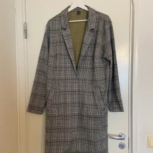 Lång rutig kappa - En tunn lång kappa köpt från hm i storlek L. Har använt kanske en eller två gånger så väldigt bra skick. Är lite mindre i storlek så skulle säga att det passar M/L.