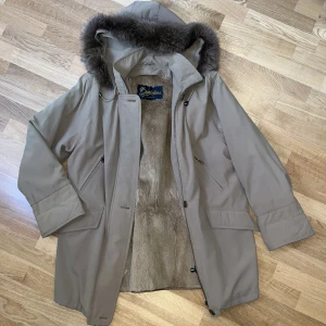 Mysig vinterjacka! - Jätte skönt och mjukt material på jackan. Rävpäls runt luvan. Luvan samt fodret på insidan är avtagbart så jackan passar både till vintern men även vår samt höst. Bra skick! Storlek 36 men den är stor i storleken så den passar även en 38 😊