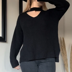 Stickad tröja med choker - Svart stickad tröja med choker. Strl 38/M
