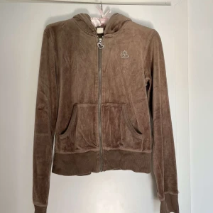Fin Ziptröja - En fin brun tröja köpt för några år sen men inte använd på länge. Från H&M Young, storlek 170 cm som motsvarar S/XS. Inga märkbara skavanker. Tar Swish 