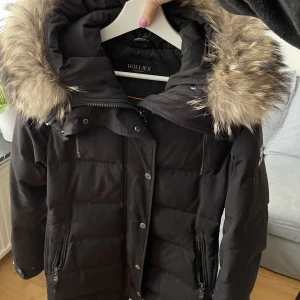 Vinterjacka från Hollies  - Vinterjacka från Hollies i storlek 38. Nypris ca 4000kr. I gott skick. 