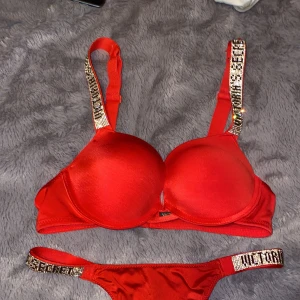 Victoria’s secret sett  - Säljer detta jätte fina settet från Victoria’s secret i färgen röd. Bhn är i storlek 75B och trosorna är i M (trosorna är små i storleken) modellen på trosorna är brazilien 