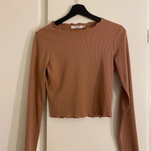 Topp ifårn NA-KD - En långärmad topp ifrån zara i stl S. Den är i nyskick. Frakt ingår inte!