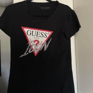 Guess tshirt - Guess Icon tshirt använd endast 2 gånger storlek M passar även S  