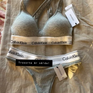 Calvin Klein underkläder( trosorna sålda) - (((Trosorna är sålda)))  Aldrig använda Calvin Klein underkläder<prislappen kavr>. Men just denna storlek passar inte mig. Säljer då den är för liten💕  BHn orginal pris 499kr ❤️Säljer den för 350kr + frakt❤️❤️