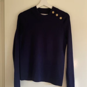 Otherstories stikadtröja  - Sjukt fin stickadtröja från otherstories, knaparna är symbol av ondaögat. Tröjan kommer inte till användning, nyskick säljer för 400kr ink frakt  Priset kan så klart diskuteras och kom privat vid intresse om fler bilder😊