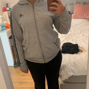 Adidas zip up  - Jätte skön och snygg oversized adidas zip up hoodie. Använt 5-6 gånger. Köpt för 450 och säljer den för 250. Storlek Xl men passar på M perfekt. 