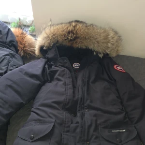 Canada Goose Jacka - ”Canada Goose jacka” storlek Xxs men den passar till XXS-XS-S också säljer pågrund av att jag har fått en ny  jacka. Den har inga skador eller något liknade. Jacka är i färgen mörkblå! Den köptes för 16 500kr och säljs för 8000kr pris går och diskuteras. 