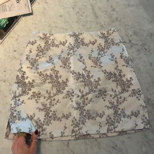 90’s miniskirt med slits  - Så otroligt söt minikjol i silke med broderade blommor. Slits på båda sidorna. Kommer från 90-talet,  jag har alltså ärvt den. Väldigt ljuslila/ nästan silver färg. 