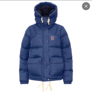 Fjällräven jacka - Säljer min fina fjällräven jacka som är perfekt för vintern. Den är i gamla modellen i storlek xxxs men passar bra på mig som vanligtvis har S. Nyligen kemtvättat och oanvänd sen dess. Den har två små lagningar som jag kan skicka bild på💕💕