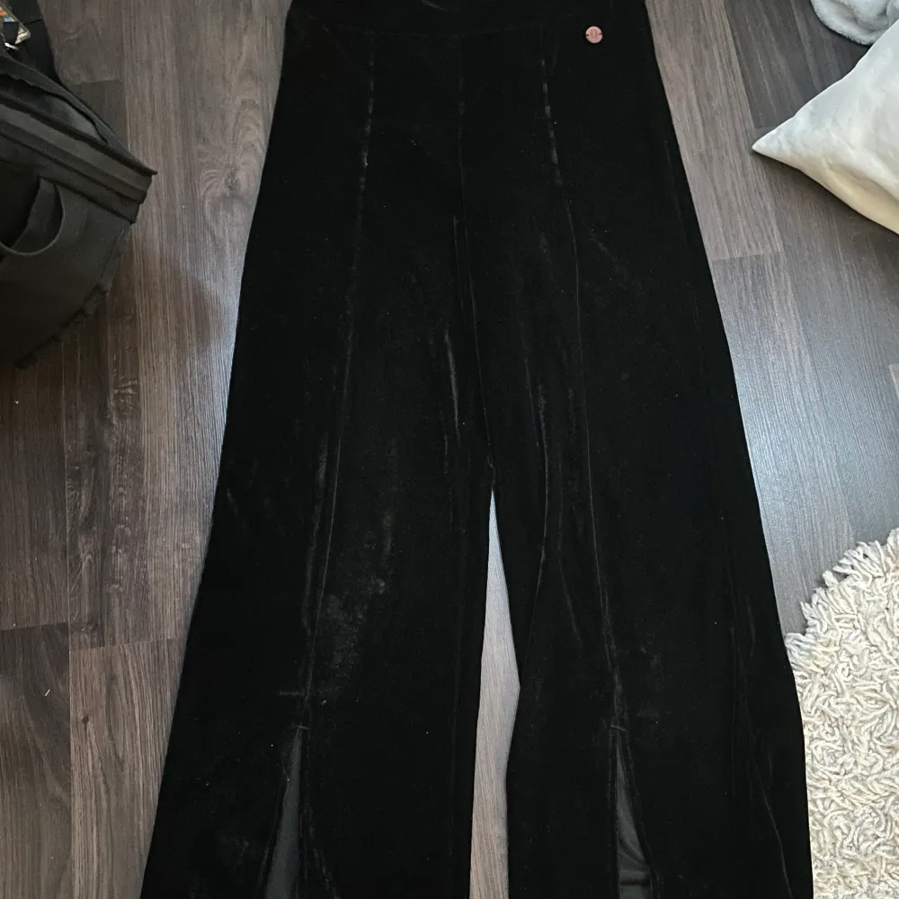 Nu säljer jag svarta velour byxor med slits på framsidan i strl 156–164💕 Inköpta på Kappahl i ny skick, kostar 150 kr+frakt💕. Jeans & Byxor.