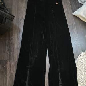 Nu säljer jag svarta velour byxor med slits på framsidan i strl 156–164💕 Inköpta på Kappahl i ny skick, kostar 150 kr+frakt💕