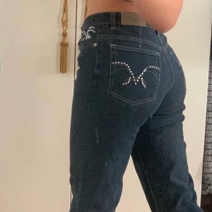Jeans med stenar strl 38 - Ett par skitfina jeans köpta här på plick, säljer då de är för korta och något tajta runt höften. För referens kolla min längd i min profil. Jag står ej för frakt utan den tillkommer🤟