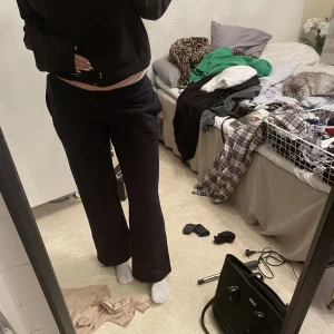 Lågmidjade mjukis byxor från bik bok - Jätte fina svarta Lågmidjade mjukis byxor från bik bok, säljer då jag tycker dom är för korta i benen på mig jag är 168❣️ köparen står för frakten 