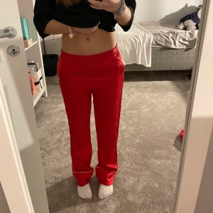 Pyjamasbyxor satin  - Pyjamasbyxor från victoria secret, köpa förra året! Storlek xs, väldigt långa!! nypris 600kr. Inga defekter