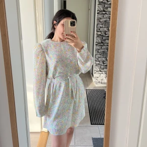 Adoore Cannes floral pastel klänning  - Den här klänningen är så bekväm och har ett otroligt material, som är luftig, puffig vid axlarna  och avslappnat. Storlek 36, har en mini dragkedja uppe bakom  nacken och ett band runt midjan! Säljer den för 500 kr + frakt, skriv för intresse!! 