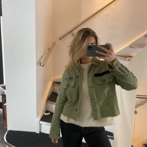 Militärjacka - Tuff och gullig militär/utilityjacket från Bershka. Coola detaljer på ärmar och fickor. Storlek M men skulle säga att den liknar en S. 