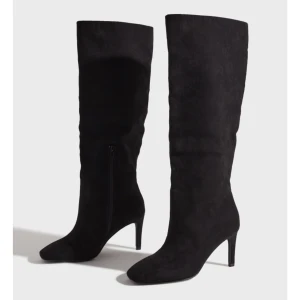 Klackskor  - Säljer dessa klackar, aldrig använda☺️köpta för 899kr