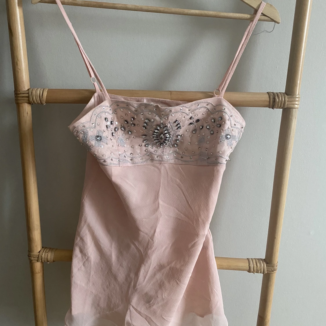 Finaste rosa toppen med strassdetaljer 90 tals stil