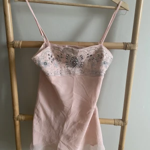 Finaste rosa toppen med strassdetaljer 90 tals stil - Mycket mer rosa än vad bilderna visar. Så fin rosa topp med strassdetaljer från Bikbok. Önskar jag kunde använda denna fortf nu när 90-talet kmr tbx i trend. Hade varit så fin till juicy couture mjukis eller blåa lågmidjade jeans! Strl XS
