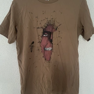 Uniqlo x AOT T-shirt  - Inga flaws 