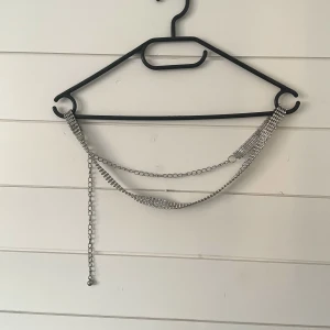 Glitter skärp  - Supersnyggt midjeskärp i diamanter, passar alla olika storlekar! En liten skada (sista bilden) inget som märks när man ha den på sig!