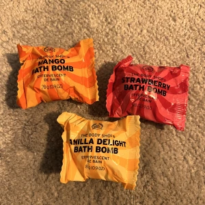 Nya badbomber från the body shop  - Helt nya badbomber från The Body Shop. Nypris 30kr/styck. Säljer alla för 40kr + frakt  Dofterna: Jordgubb, Vanilj och Mango.