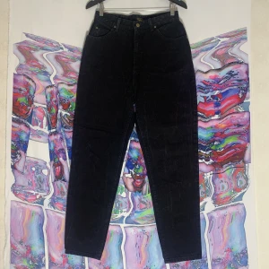 PERFEKTA VINTAGE LEE JEANS "GOSSIP" - Snygga vintage Lee jeans, "GOSSIP".  Har en urtvättad svart nyans.  Strl: 32/29 Modell: Momjeans  Pris + porto, kan även mötas upp i Stockholm. ✨  Hade behållt om dom var i mindre.  