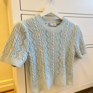 Zara topp - Jätte söt stickad zara topp som är i nyskick då jag använt den 1-2 gånger, jätte bekväm och as fin, små blommor på KLICKA INTE PÅ KÖP DIREKT 💕