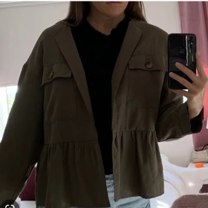 Grön kofta/tunn jacka - Ifrån zara. Aldrig använd