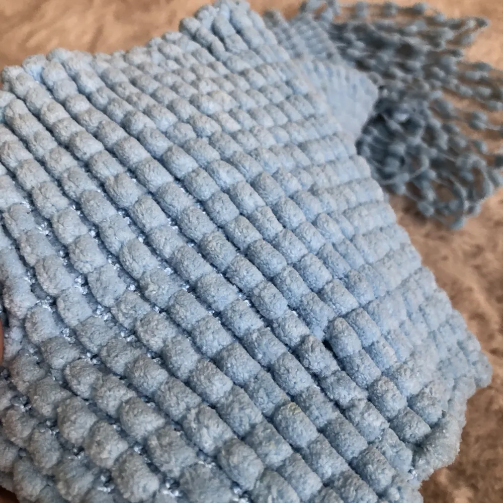 Superfin och otroligt mjuk halsduk i babyblå färg. Den är handgjord och nyskick såklart! Frakt tillkommer. Skriv gärna vid frågor 💙💙. Accessoarer.