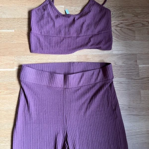 NLY trend 38 M Crop Top & Byxor Set - Använd en gång, vänligen se inslaget det finns en repa som lätt kan sås