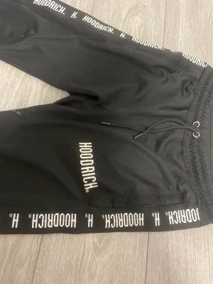 svarta hoodrich byxor - fett sköna mjukisar med stora fickor från jd jag tror. fick de i present men passar nt mig, knappt använd. 600kr+ frakt, möts helst upp
