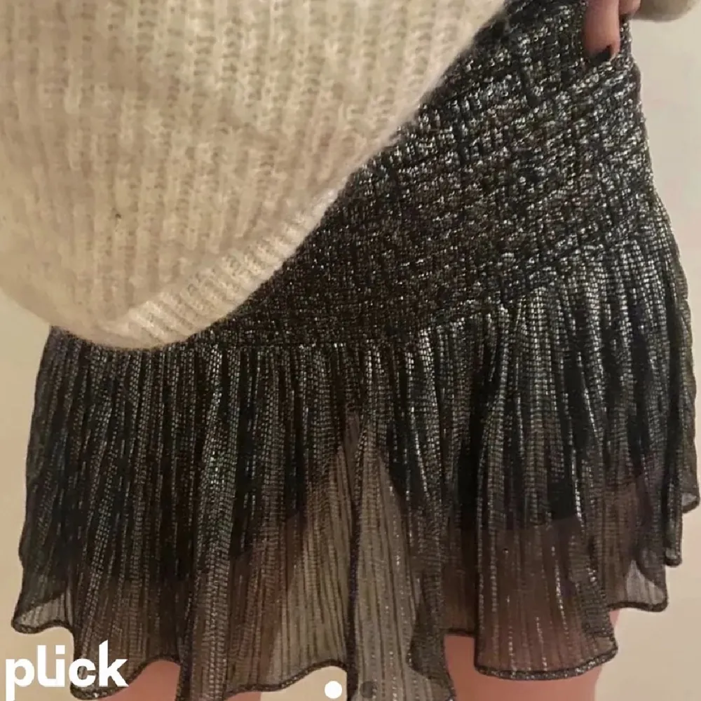 Glittrig kjol från zara (inte mina bilder). Säljer då jag använt den mycket och därför tröttat. Superfin till nyår💖💖. Kjolar.