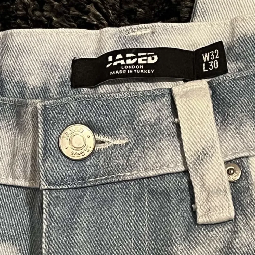 Mönstrade jeans från jaded london, blå och vit färg i stl 32/30 men passar även L32, använda Max en gång så i ny skick! . Jeans & Byxor.
