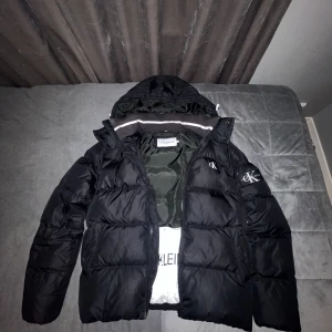 Calvin Klein vinter jacka - Använd en vinter, bra skick förutom två jättesmå lagade hål bredvid Calvin Klein märket på armen. Ord pris: 2400kr