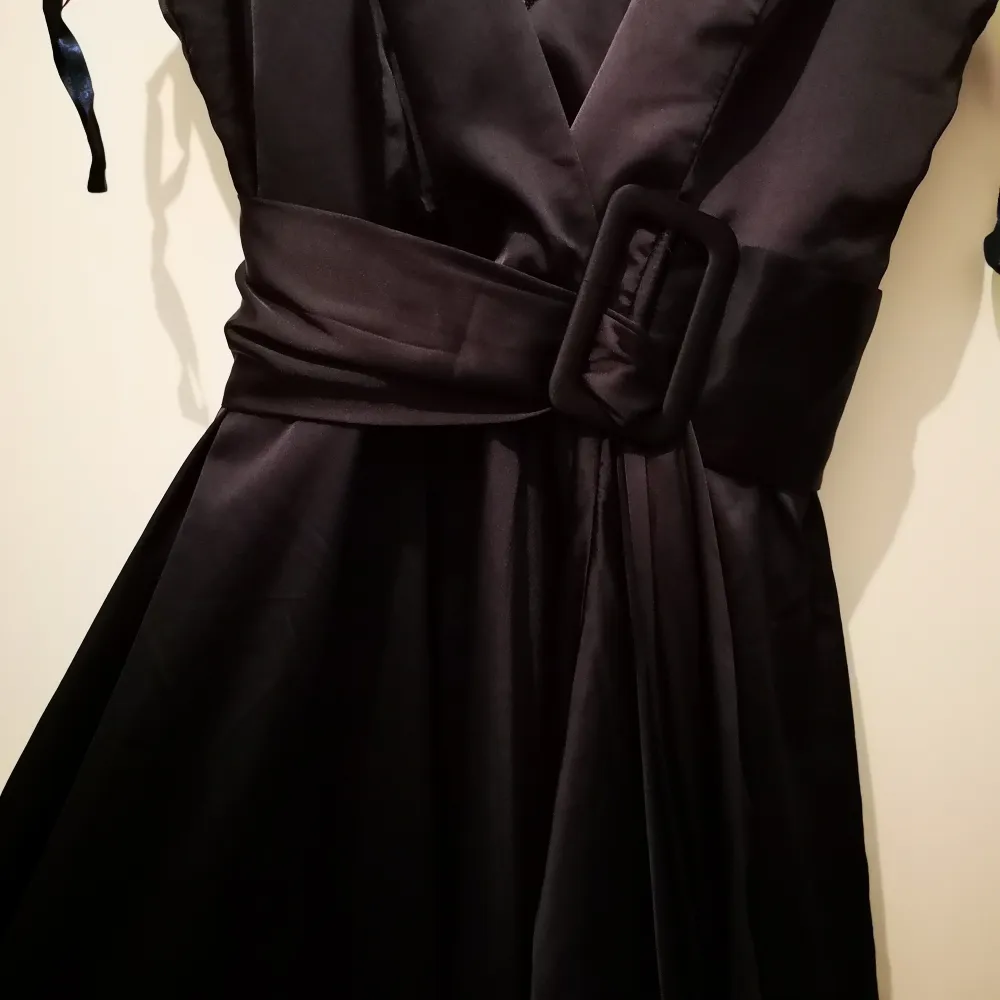 En fin aftonklänning med skärp-detalj från Chi Chi London. UK 6 motsvarar storlek 34/XS. Klänningar.