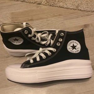 Blacka and white Converse - Helt nya  Storlek:39