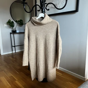 Stickad klänning med polokrage - Beige/brun stickad klänning med polokrage