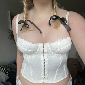 Korsettopp  - Super fin vit korsettopp, använd en gång men kommer aldrig till användning </3 strl M