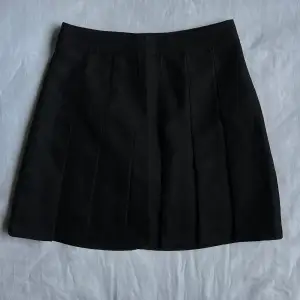 En svart kjol med veck ♣️ Supercool ♣️