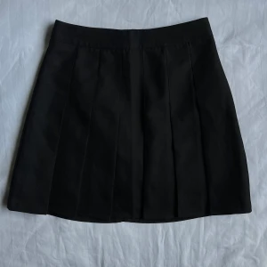 Svart kjol ♣️ - En svart kjol med veck ♣️ Supercool ♣️