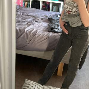 Jättefina gråa jeans från Gina tricot. Bra skick och sköna. Sitter jätte bra på mig som är 145cm lång.