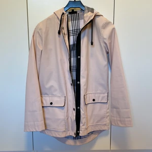 Rosa regnjacka - Rosa regnjacka från TopShop som knappt är använd😊