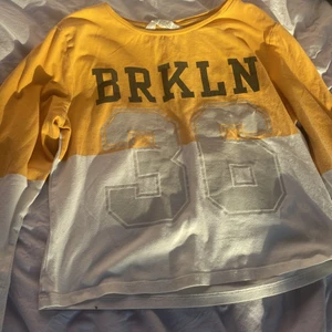 BRKLN tröja - Säljer denna tröja, buda på från 20 kr!✨(tror att den inte finns att köpa längre men vet inte)