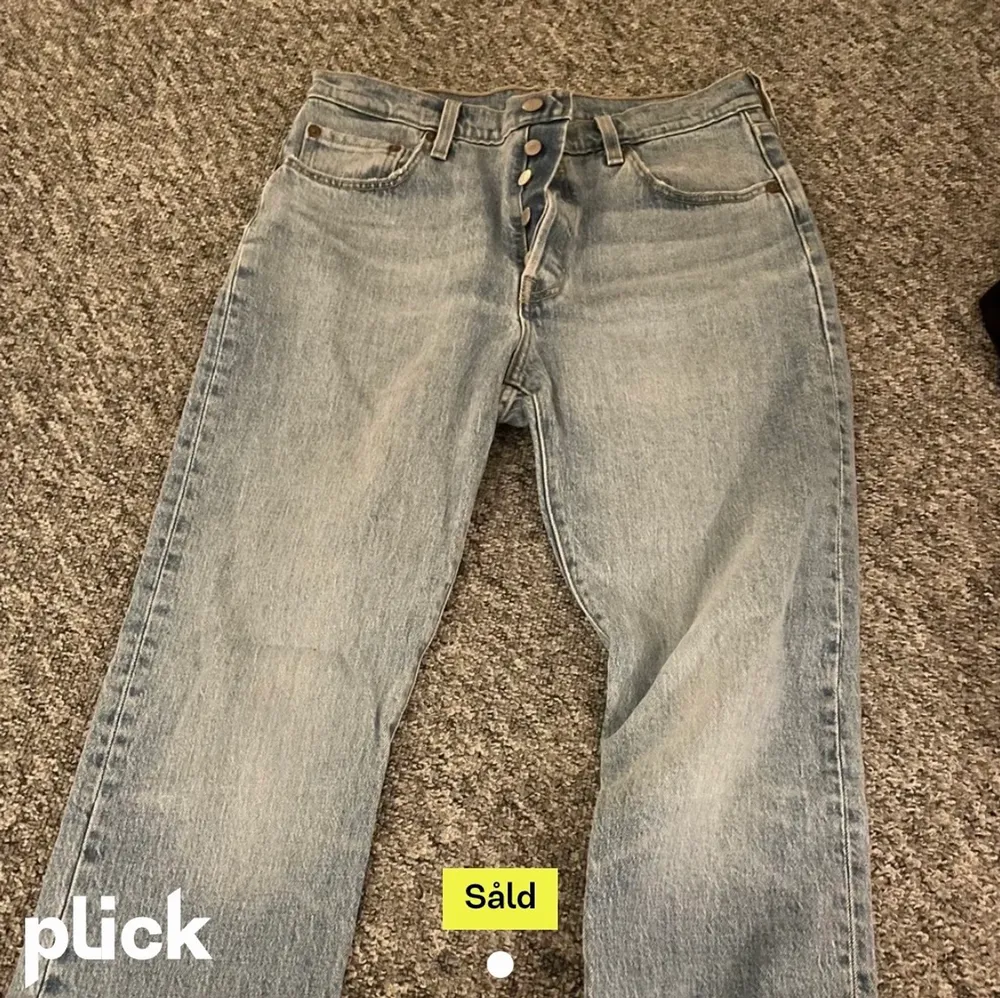 Säljer vidare dessa as snygga jeans som jag köpte här på Plick men som inte satt nå bra på mig tyvärr. Storlek 29/30💕 skriv privat för egna bilder! . Jeans & Byxor.